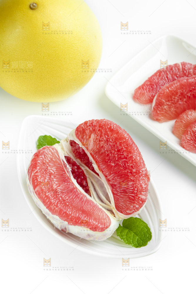 盘子里装着柚子果肉