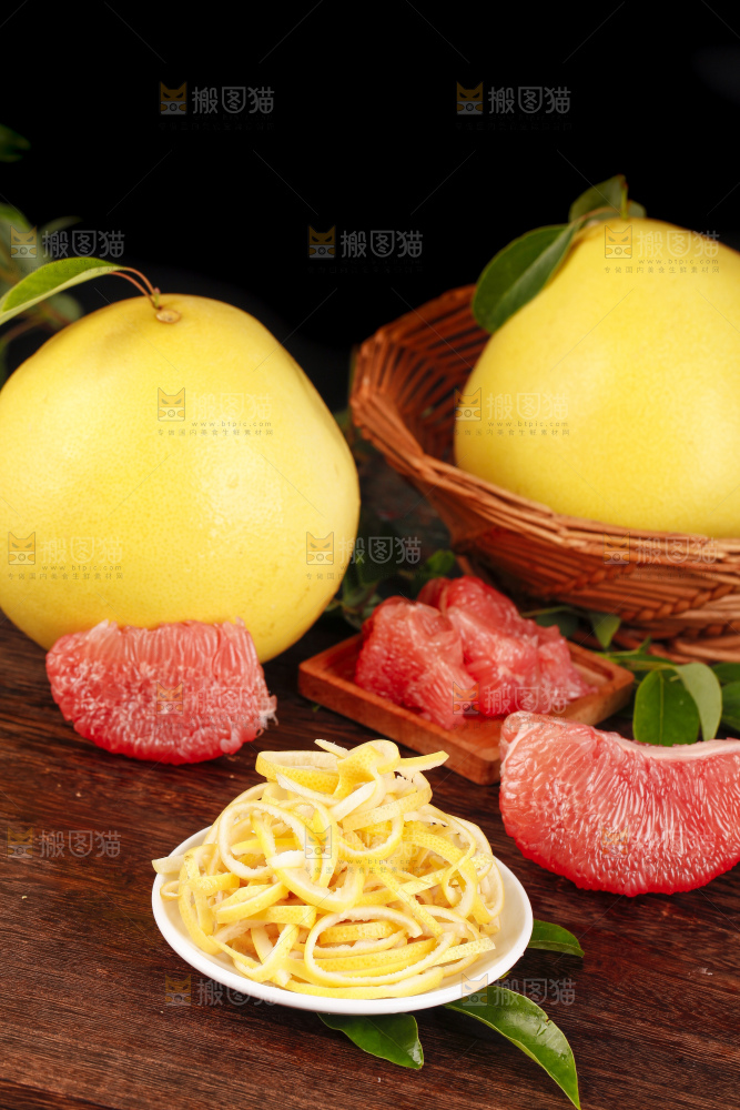 深底上的盘子里的柚子皮