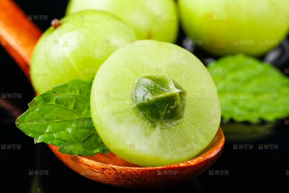 黑底上的油甘果