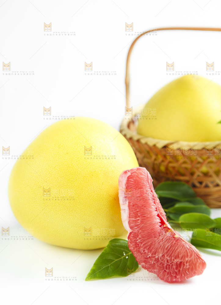 白底上的蜜柚