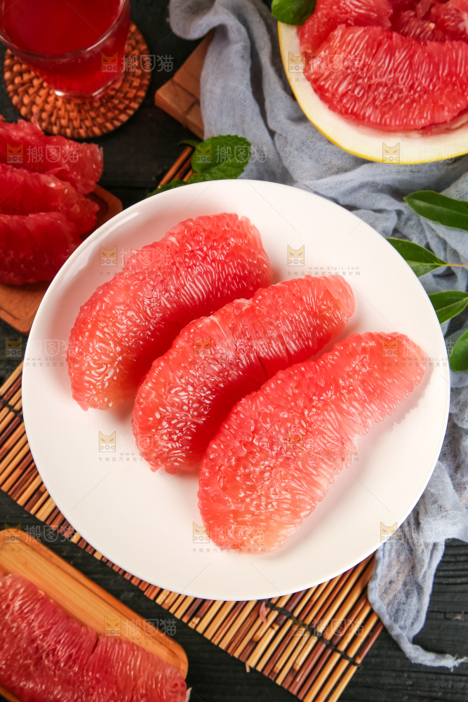 盘子里的红心蜜柚果肉