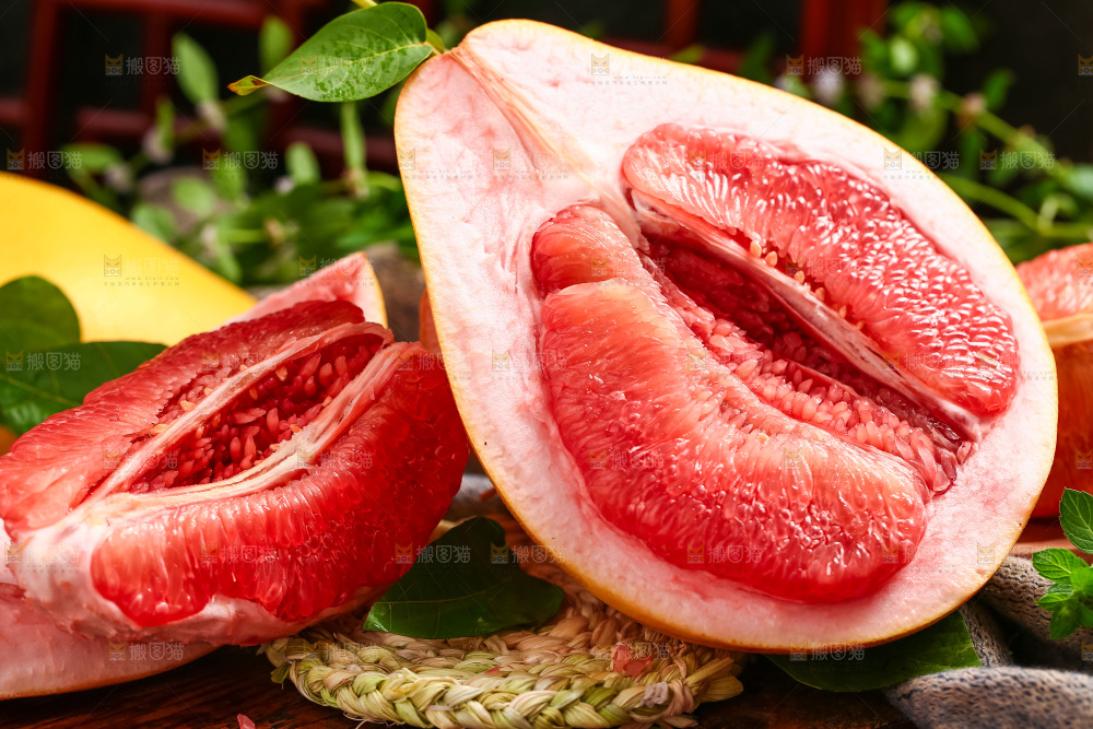 木底上摆放着新鲜红心蜜柚
