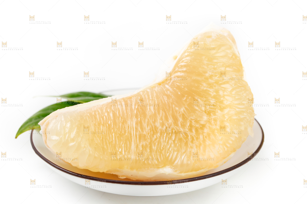 白底上盘子里的蜜柚