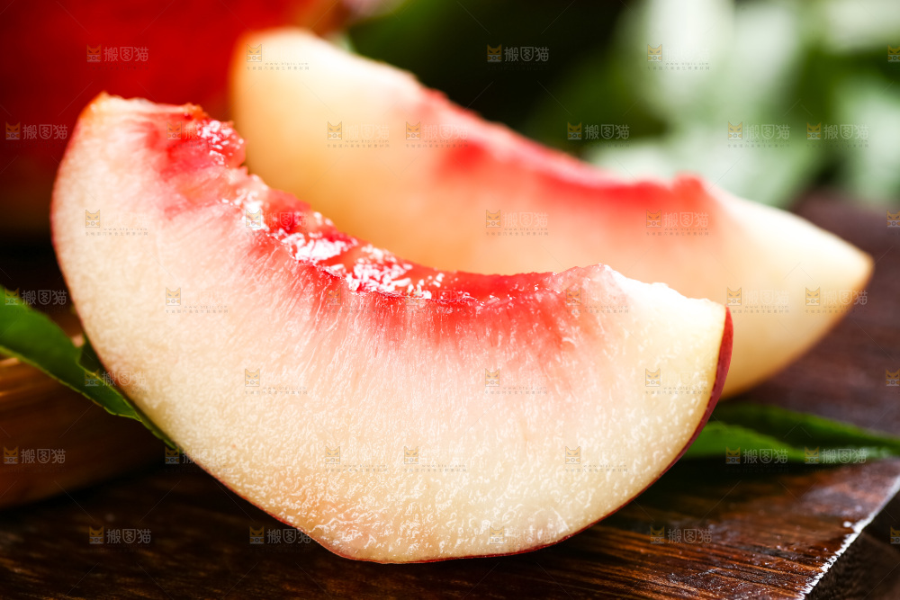 木底上摆放着甜油桃