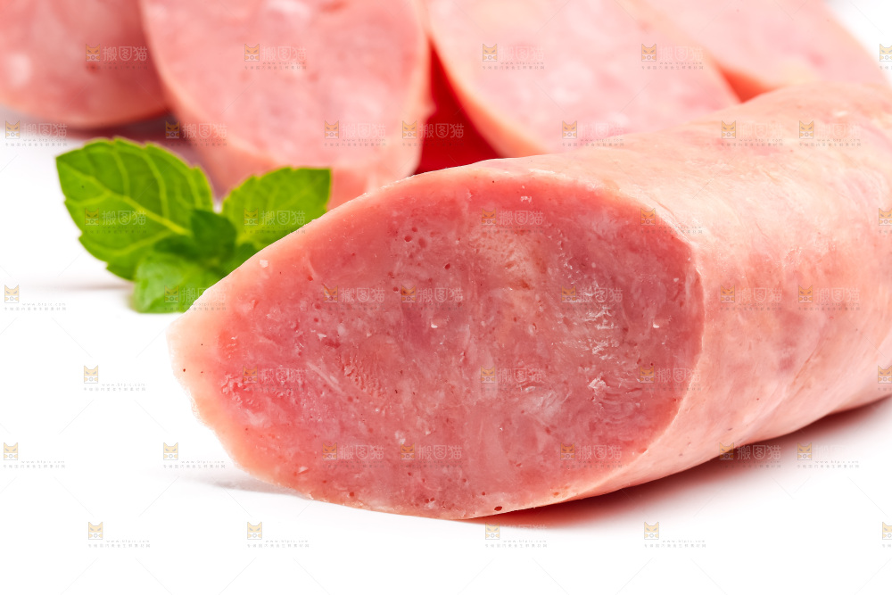 白底上摆放着肉肠