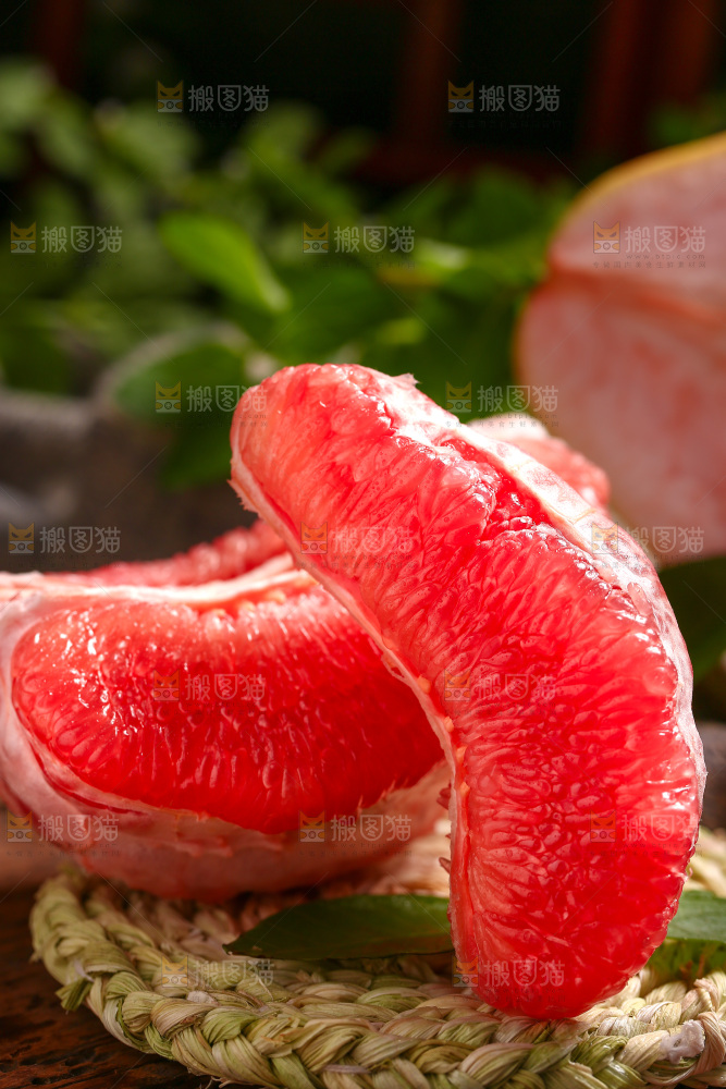 编织垫上放着红心柚子