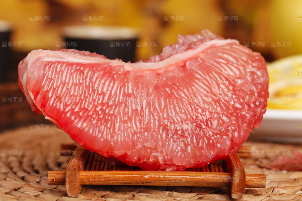 深底上的红肉蜜柚