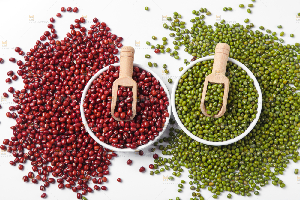 白底上的绿豆和红豆