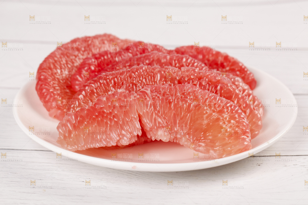 盘子里的红心柚子果肉