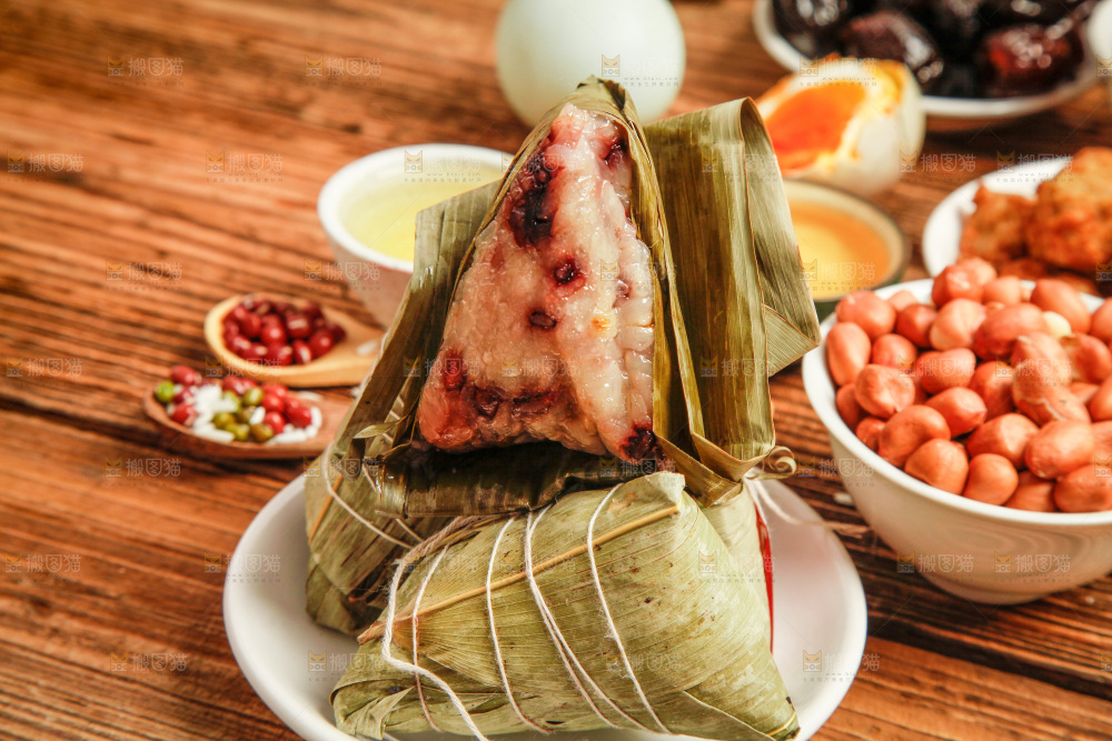 粽子和粽子食材放在木底上
