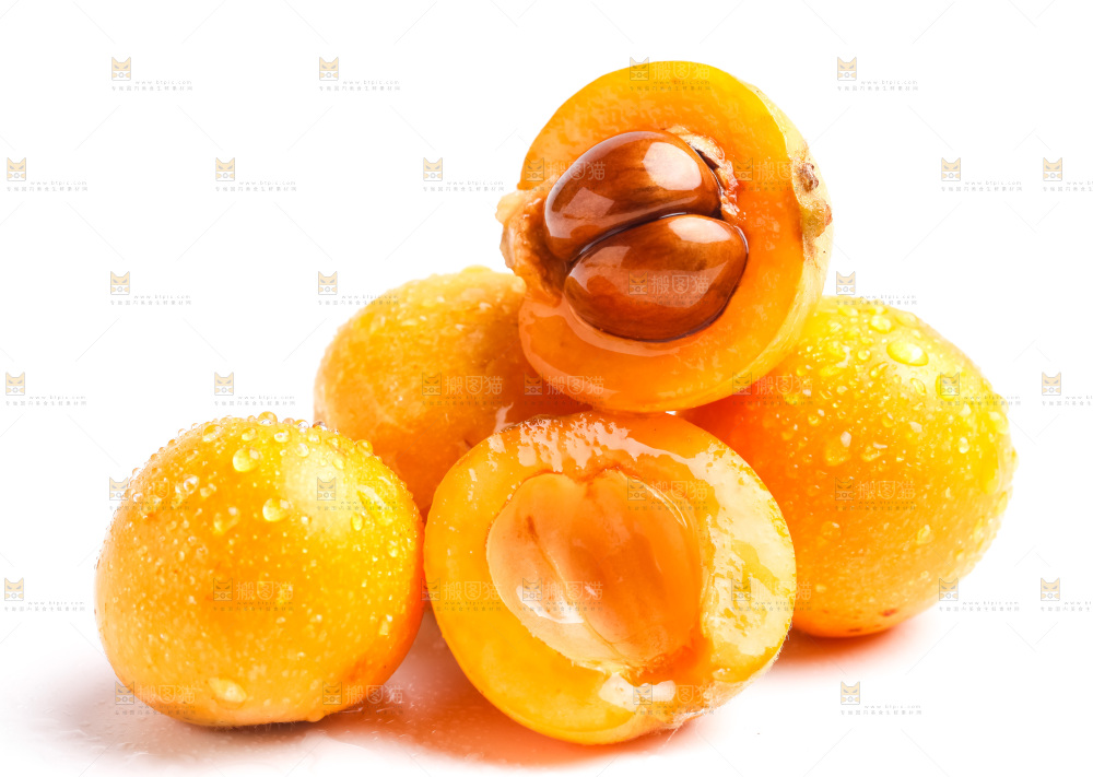 浅底上放着四川枇杷