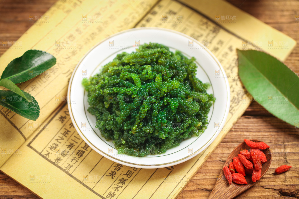 木底上放着一盘海葡萄