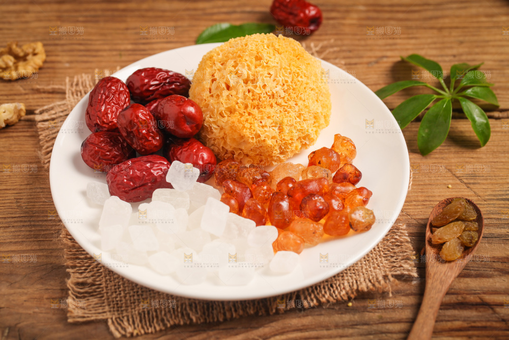 一盘糖水食材放在白底上