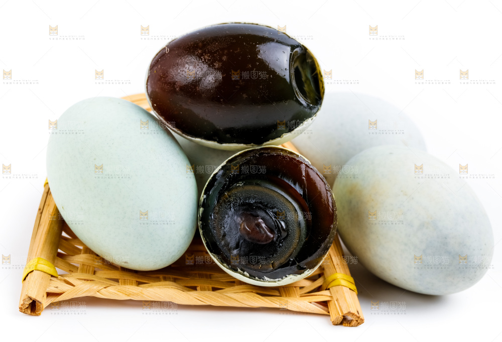 浅底上放着皮鸭蛋