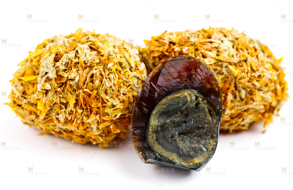 白底上放着松花蛋