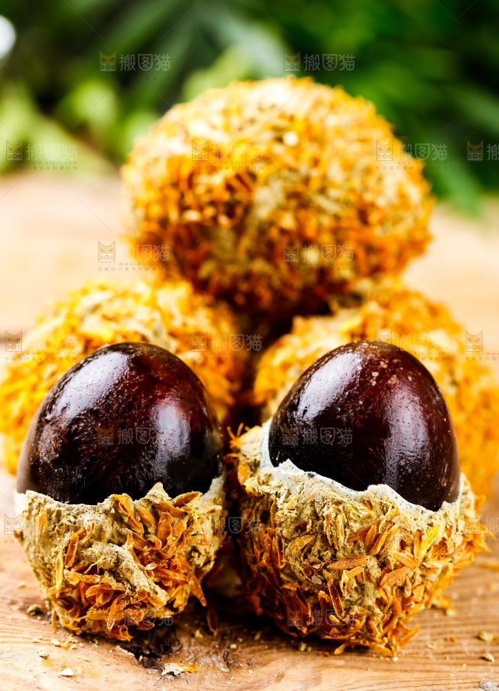 木底上摆放着松花蛋