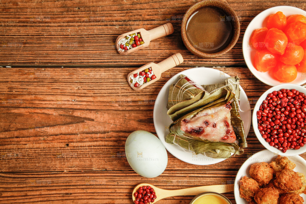 粽子和粽子食材放在木底上