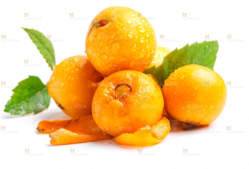 浅底上放着四川枇杷