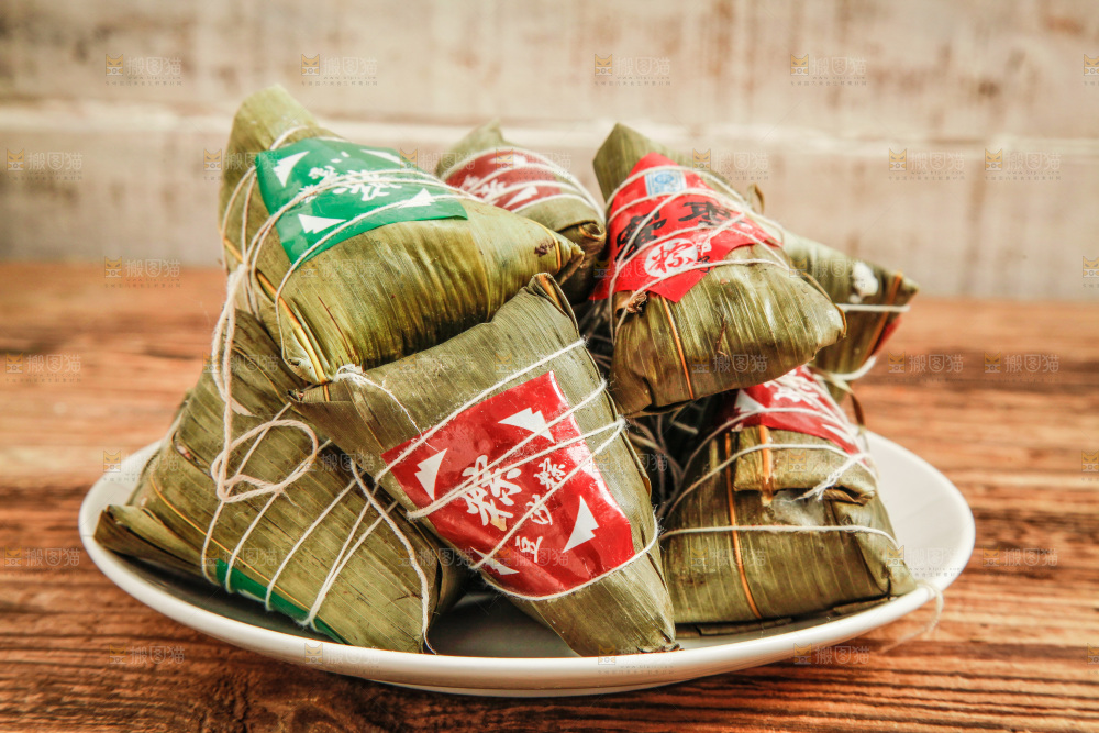 木底上放着一盘粽子