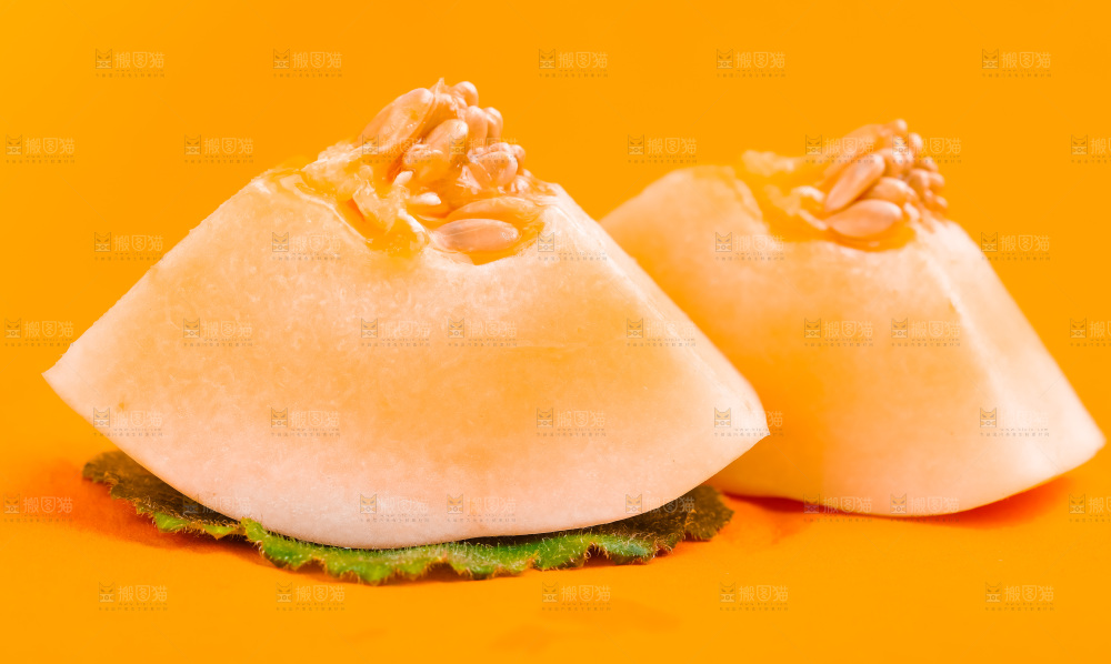 浅底上放着山东东方蜜瓜