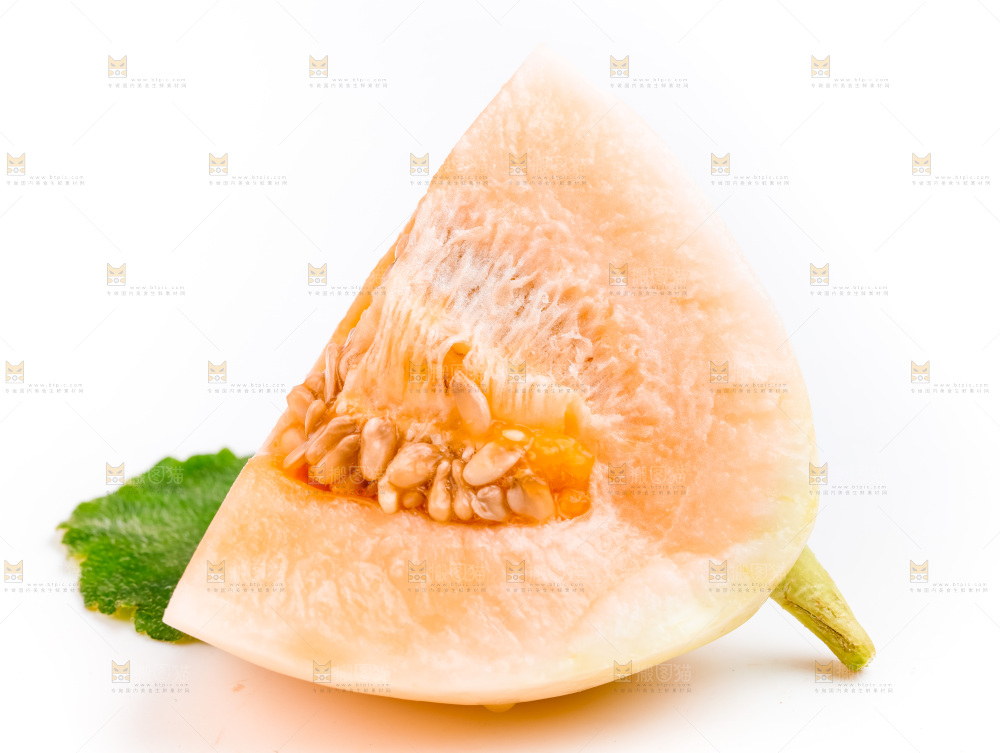 白底上放着山东东方蜜瓜切块