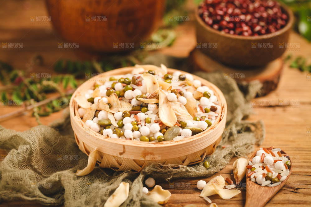 篮子装着八宝粥食材