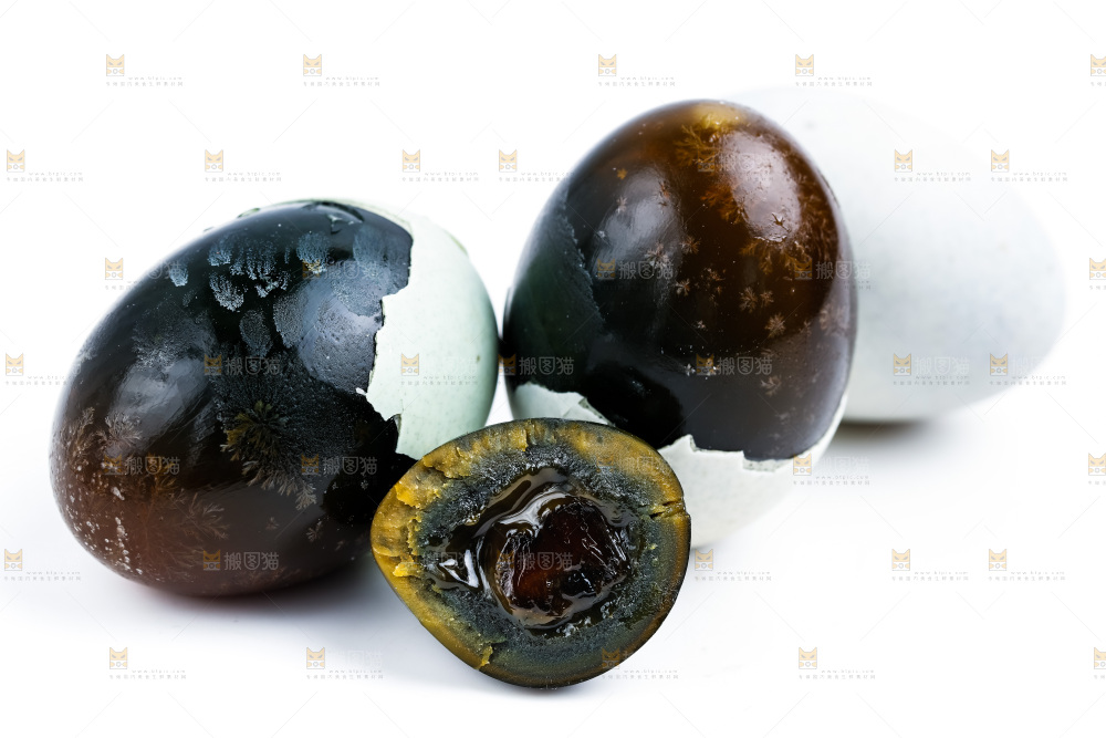 浅底上摆放着松花蛋