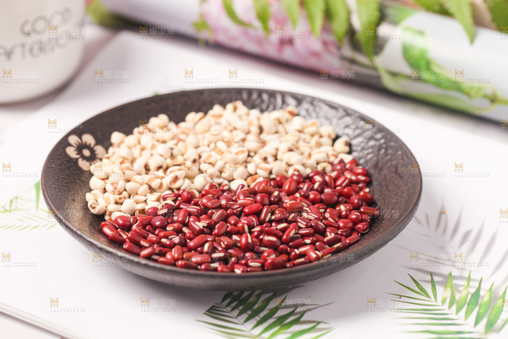 浅底上放着一盘五谷组合