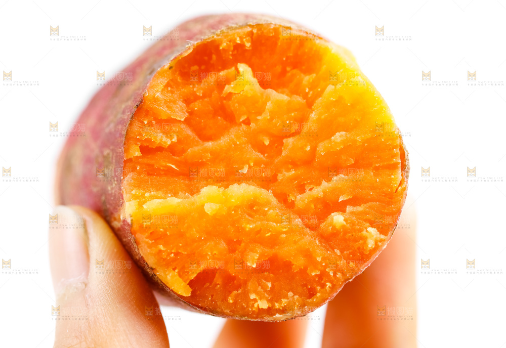 手里拿着红蜜薯