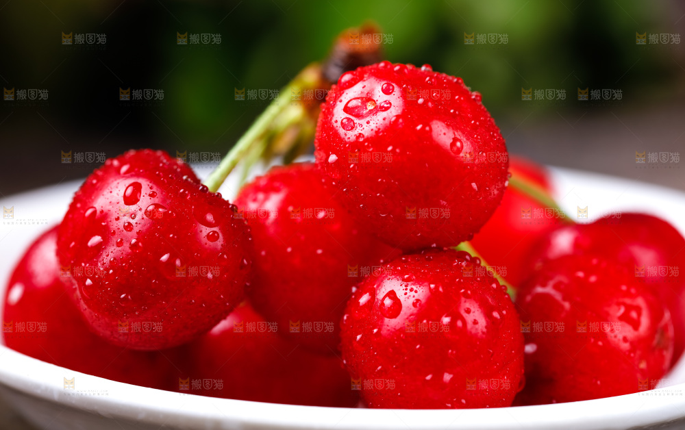 深底上的樱桃