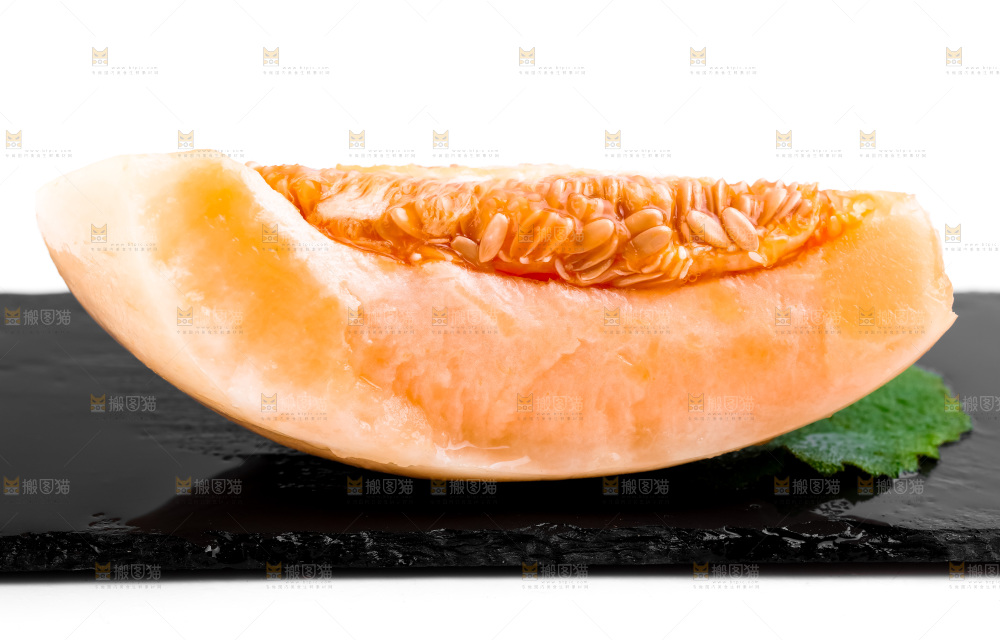 黑石板上放着切开的东方蜜瓜
