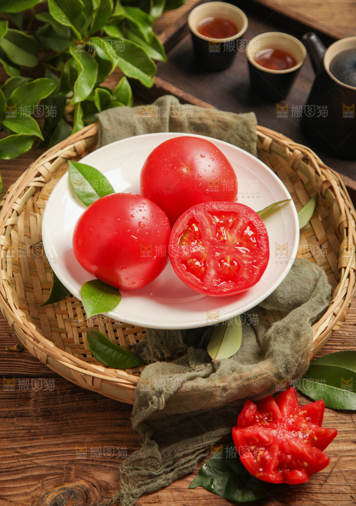 盘子里装着西红柿