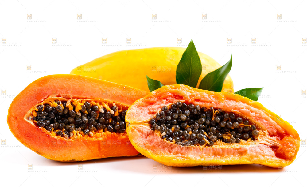 浅底上放着冰糖红心木瓜