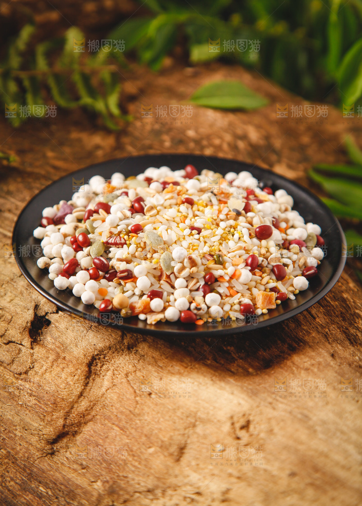 木底上放着一盘五谷组合