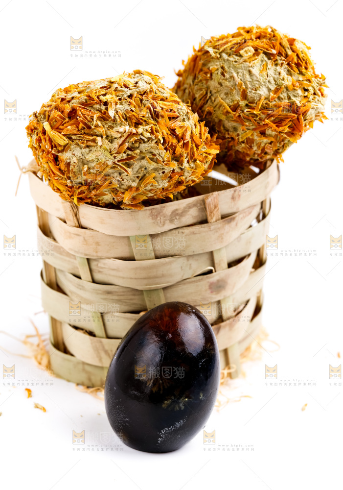 白底上放着松花蛋