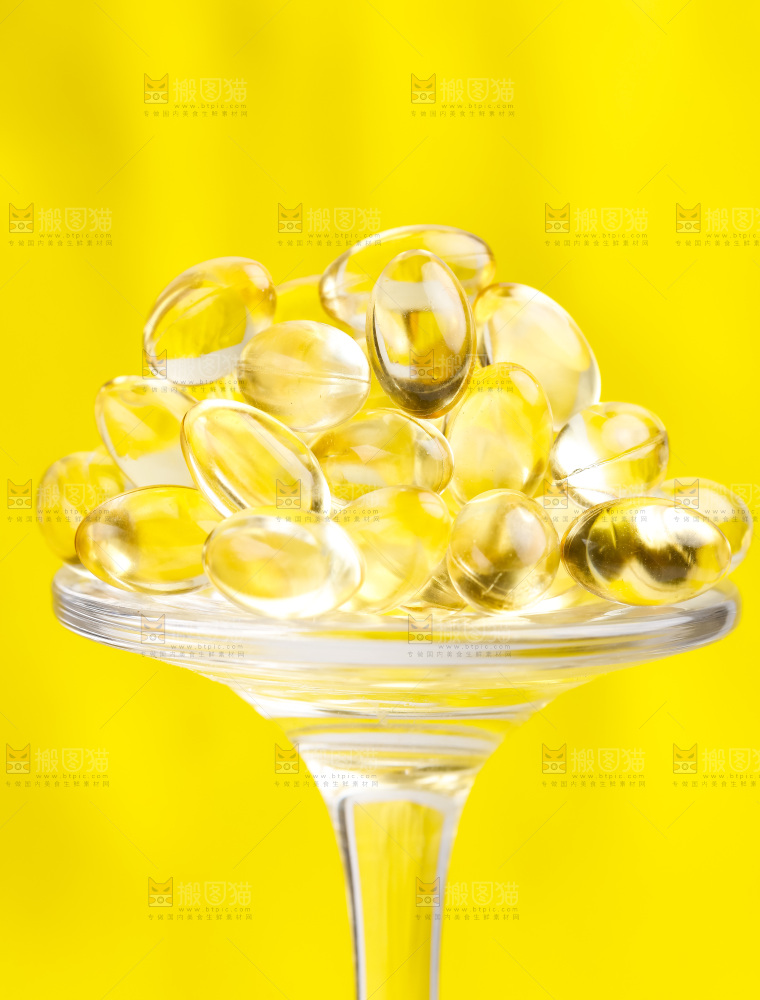浅底上的鱼油胶囊