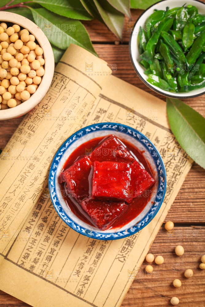 木底上放着一碗腐乳豆腐