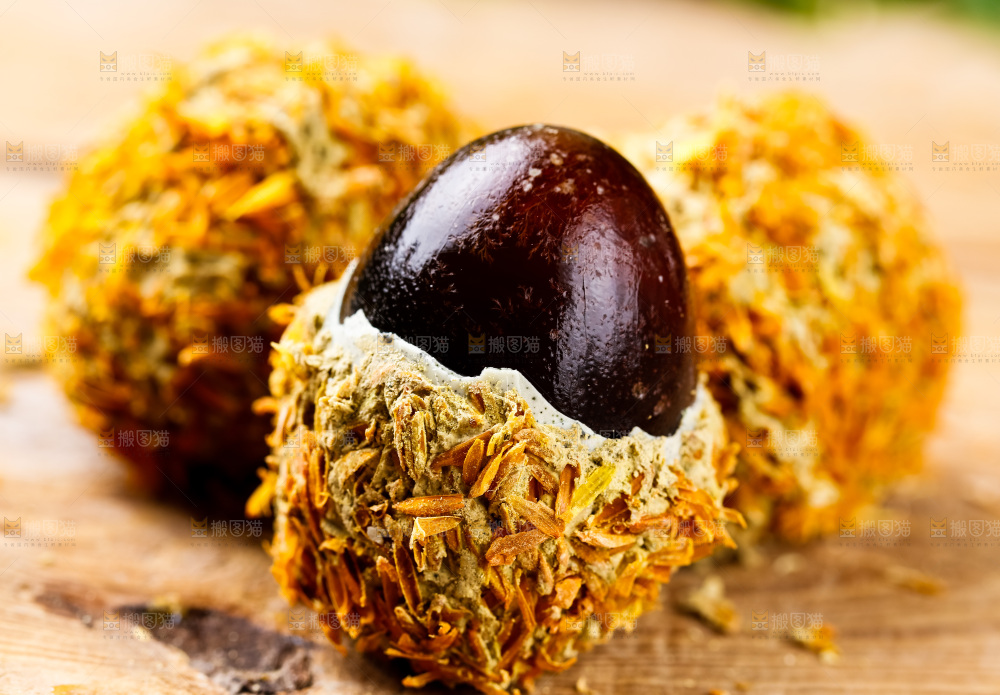 木底上摆放着松花蛋