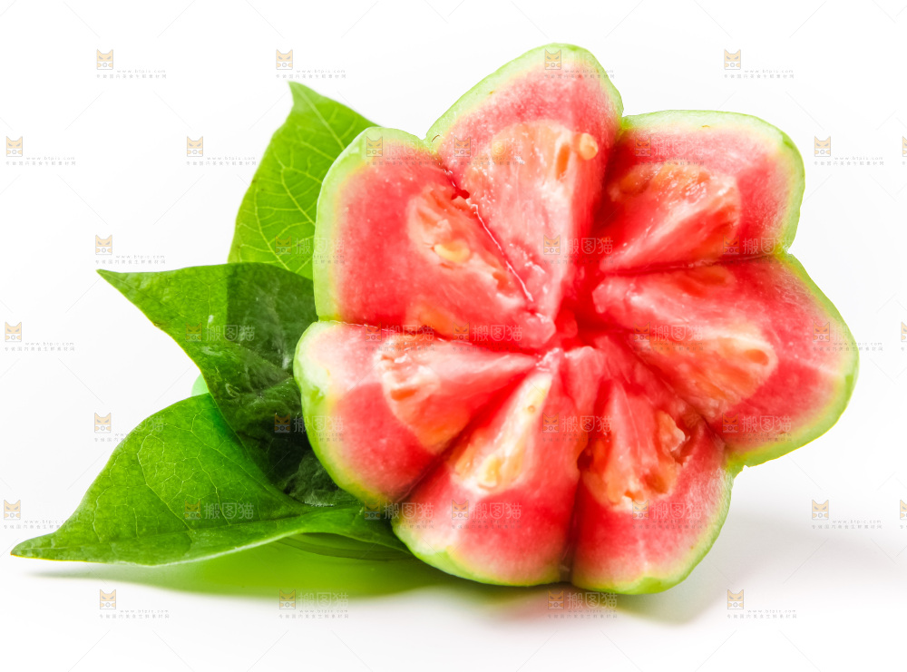 浅底上摆放着红芭乐