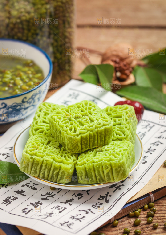 木底上放着一盘绿豆糕