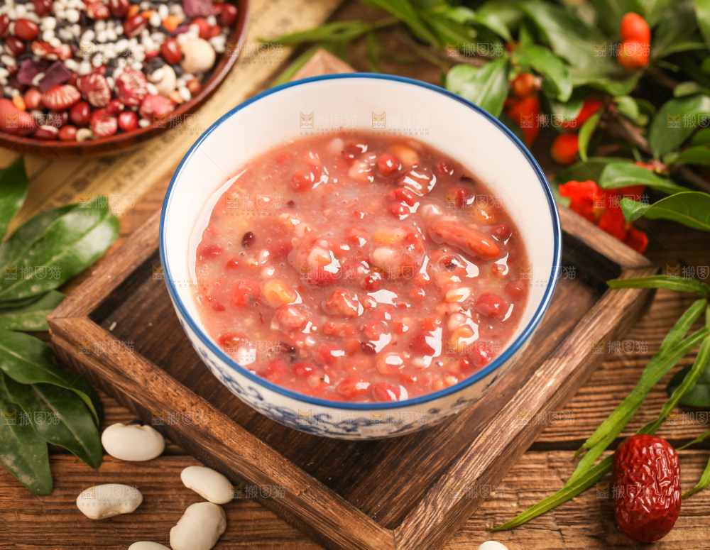 木底上放着一碗八宝粥