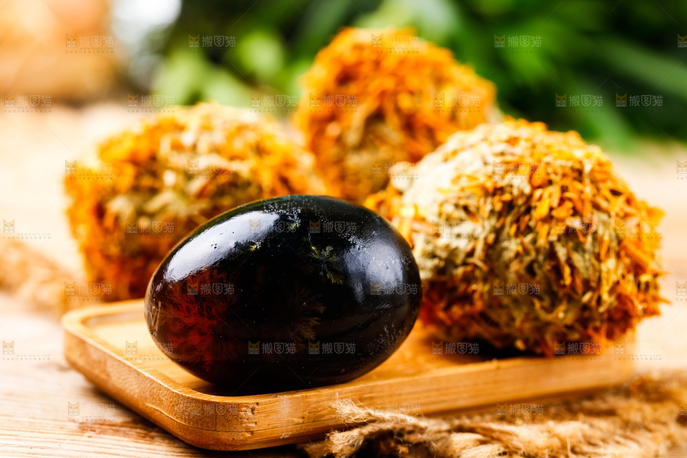 盘子里装着皮蛋