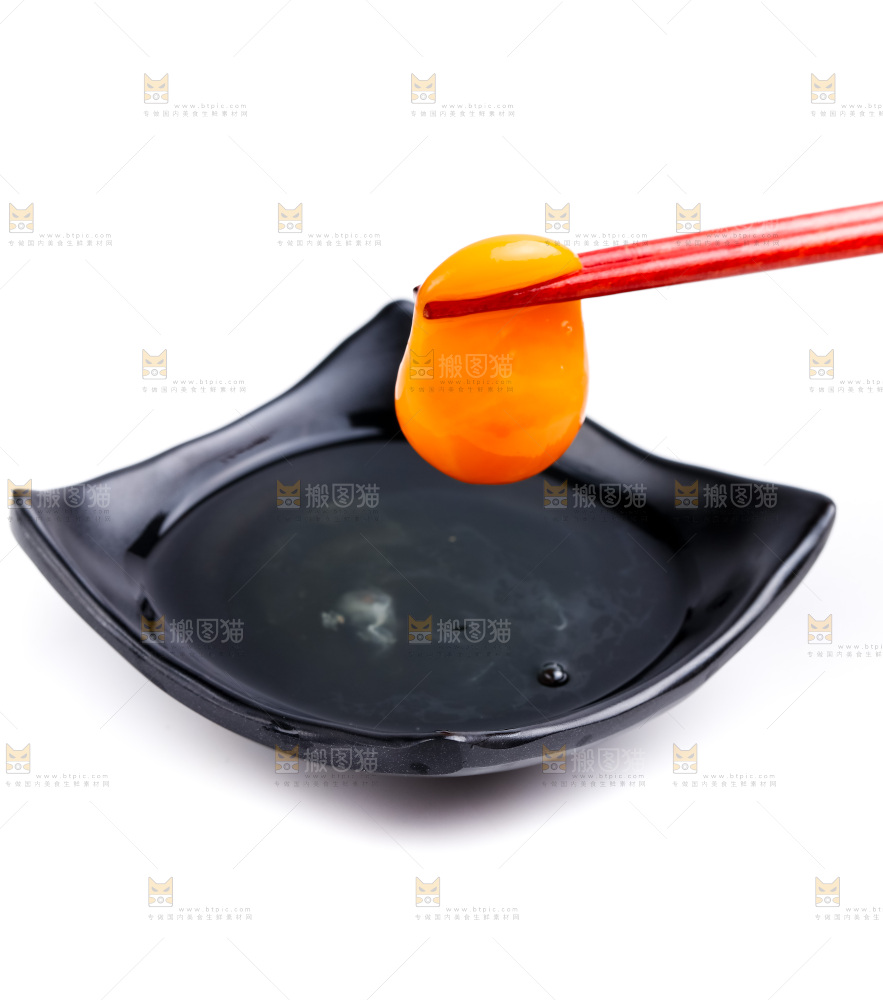 筷子夹着新鲜土鸡蛋