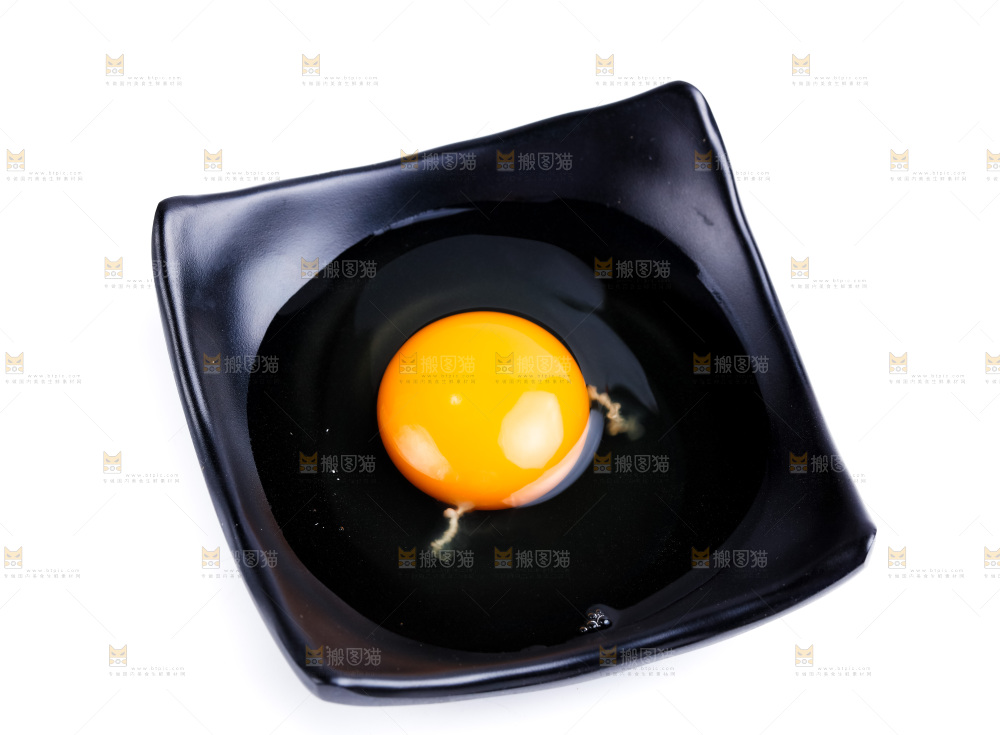 白底上放着一盘柴鸡蛋