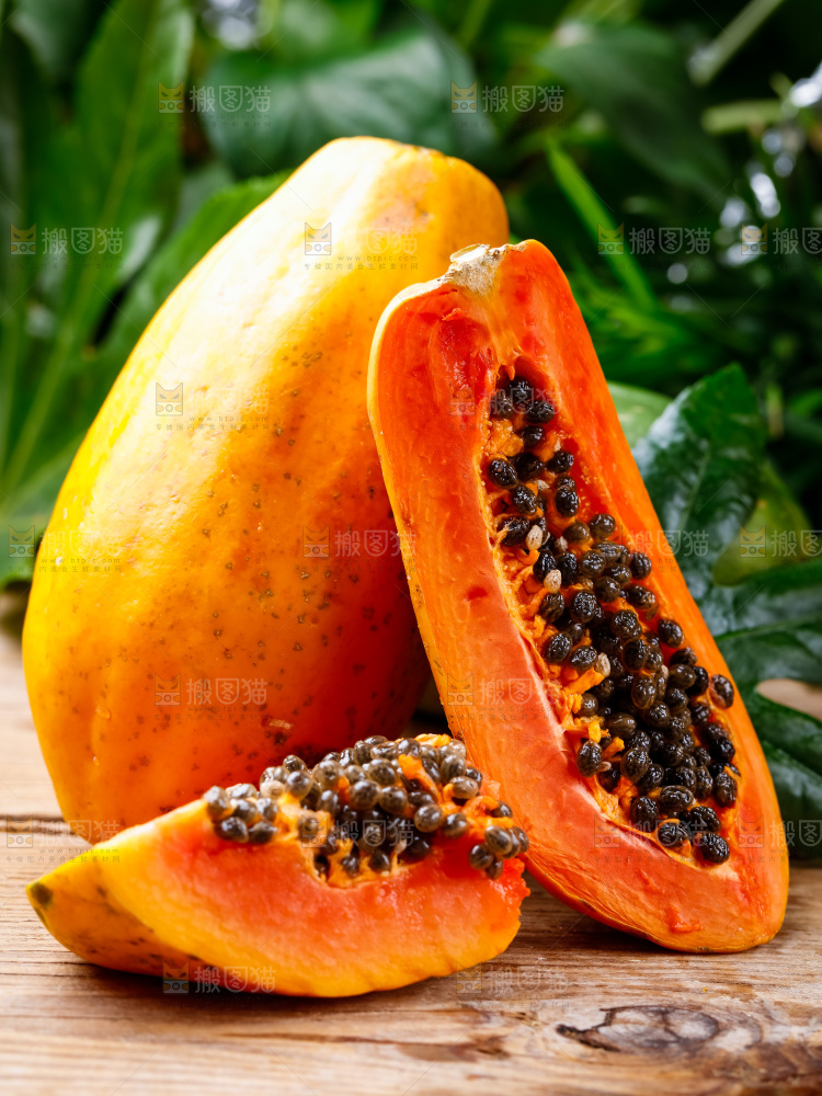 木底上放着冰糖红心木瓜