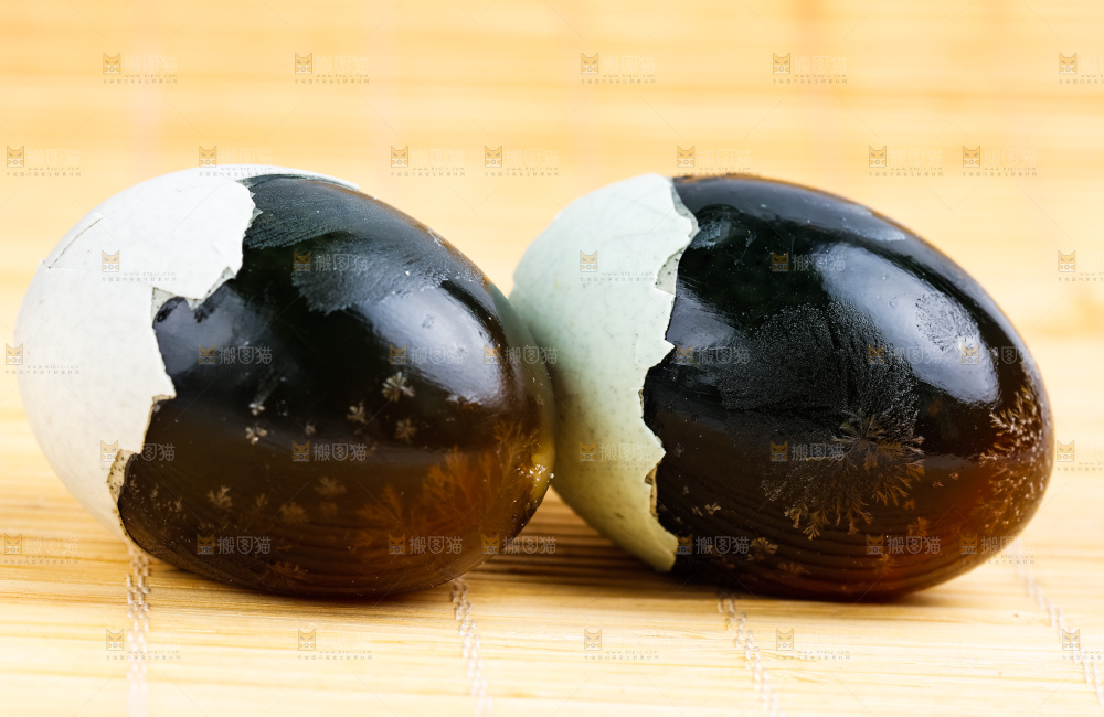 木底上摆放着皮鸭蛋