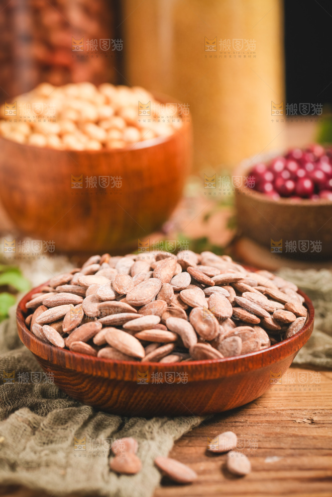 木板上放着一盘瓜子