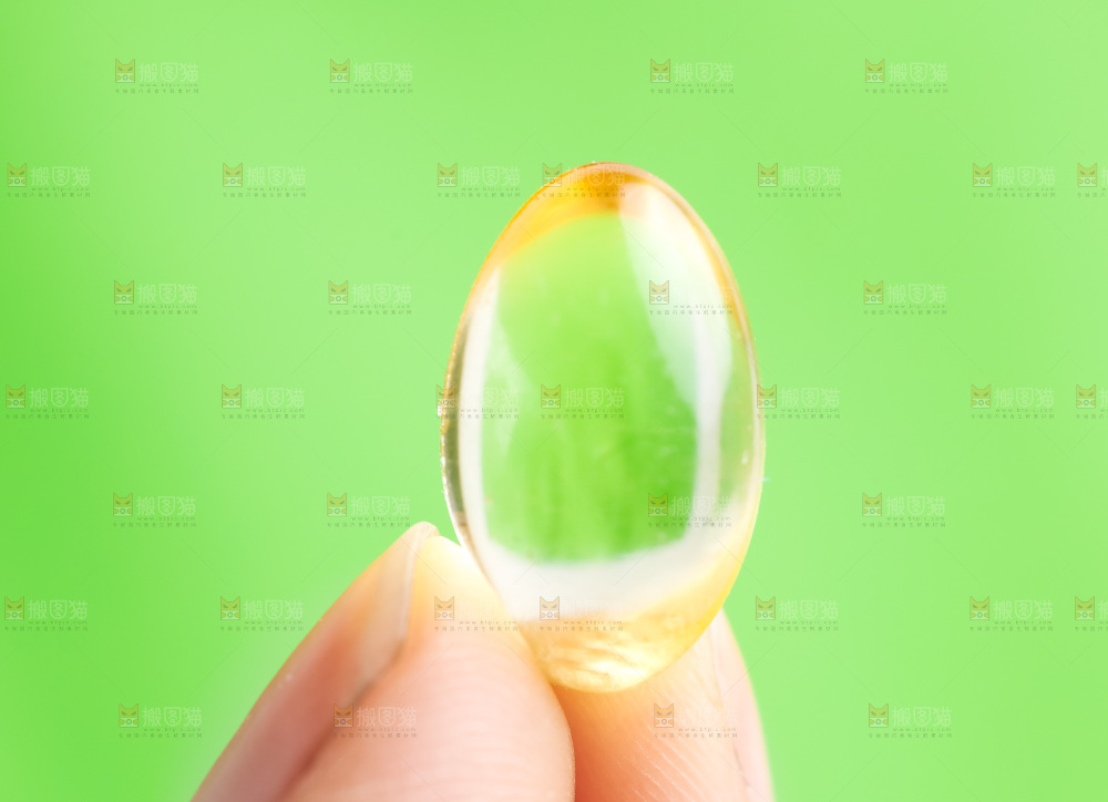 手拿鱼肝油