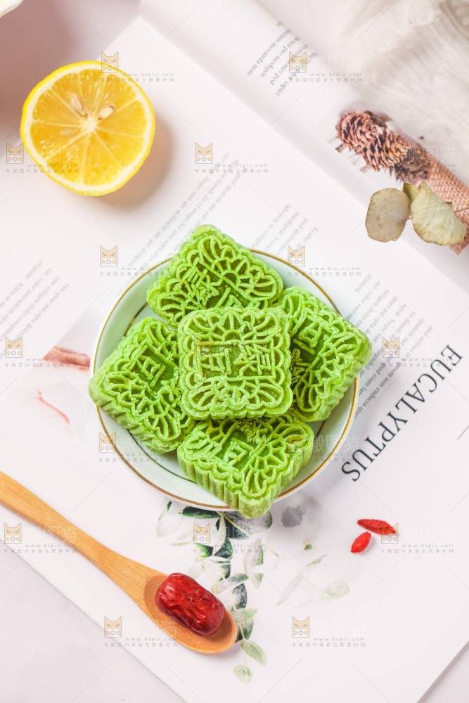 浅底上放着一盘绿豆糕