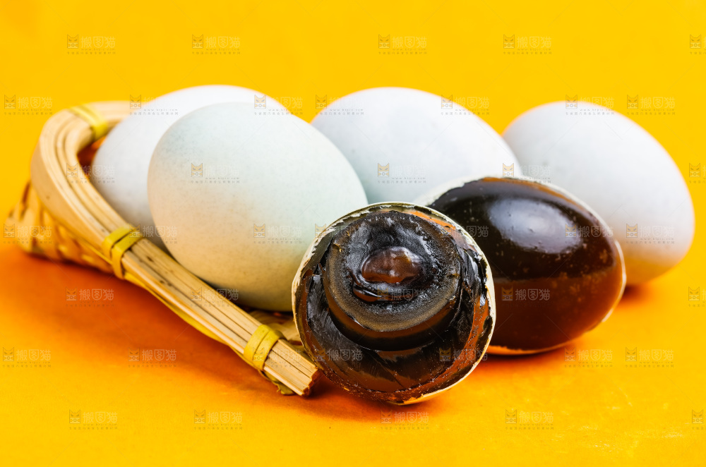 浅底上放着松花皮蛋